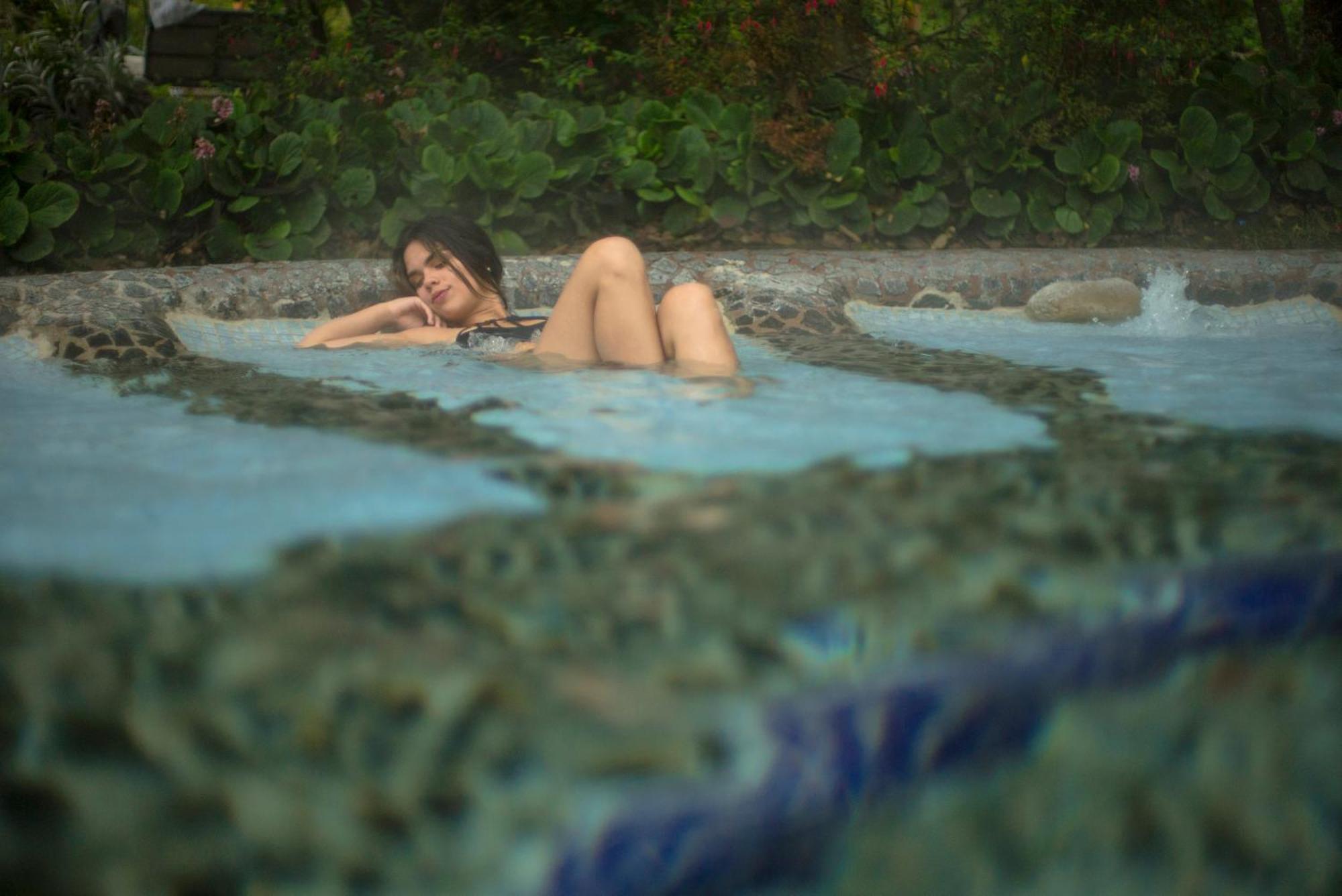 Termas De Папаякта Экстерьер фото A woman bathing in the hot springs