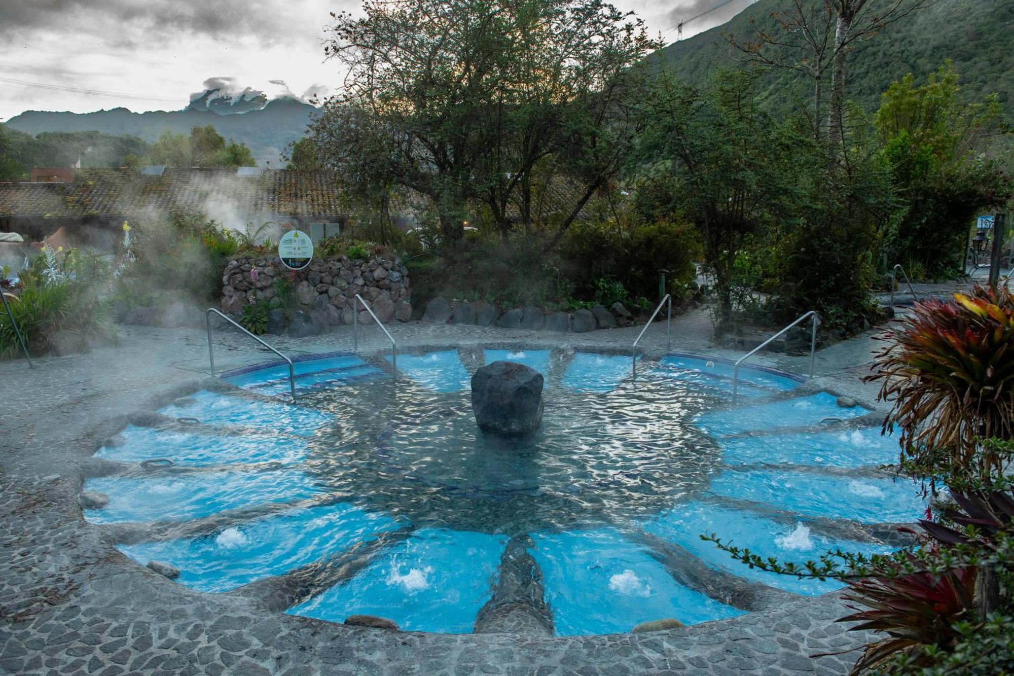 Termas De Папаякта Экстерьер фото Hot springs in Baños