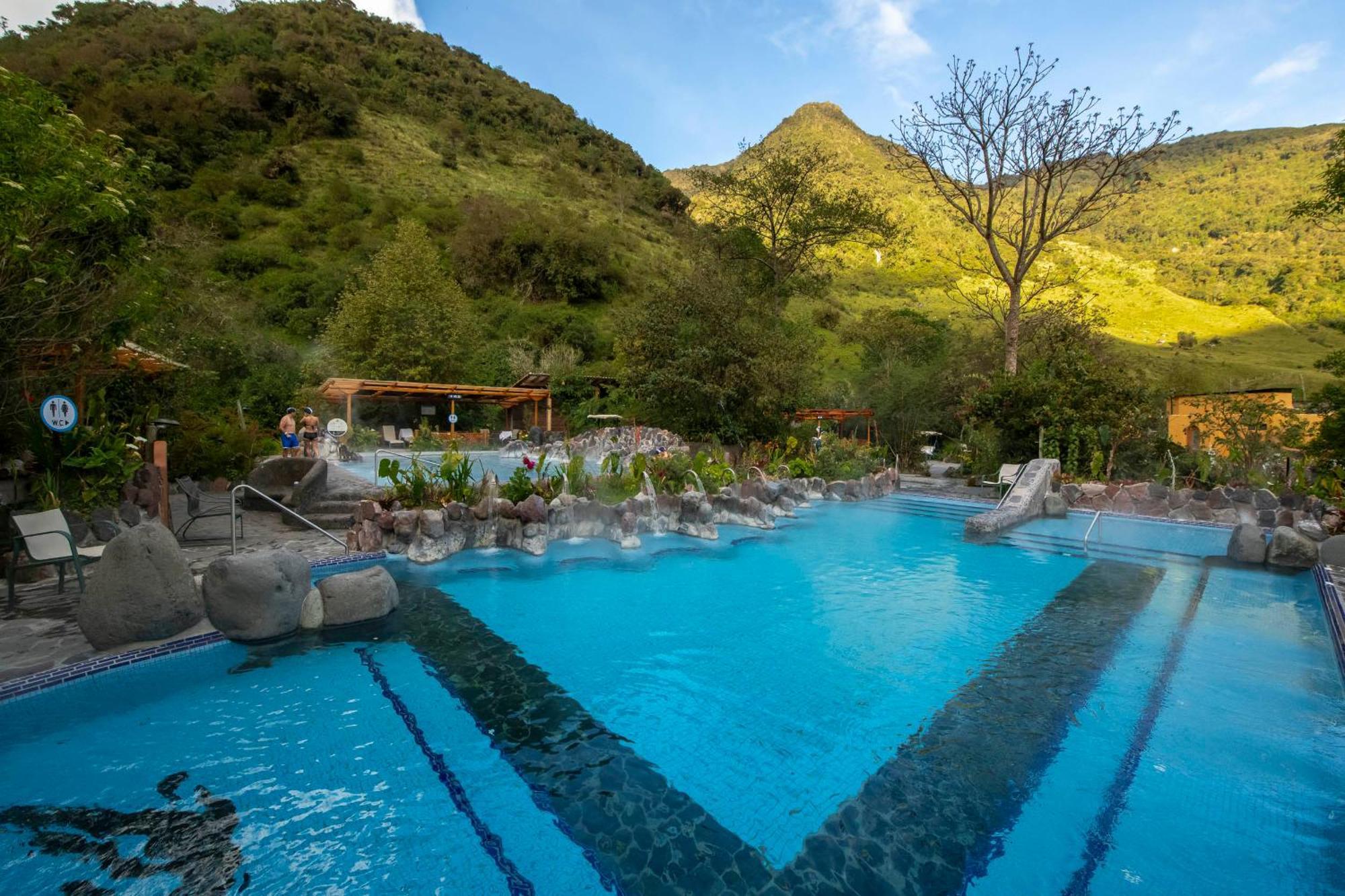 Termas De Папаякта Экстерьер фото Hot springs in Baños, Ecuador