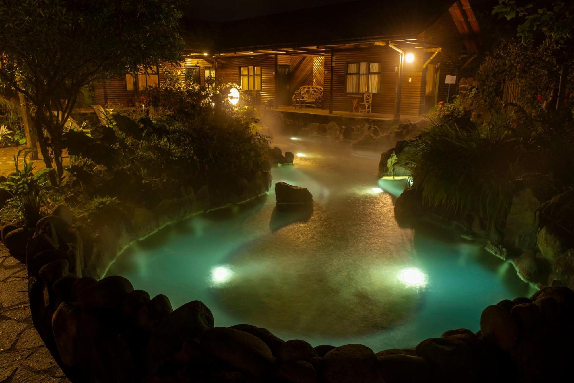 Termas De Папаякта Экстерьер фото A hot spring in Japan