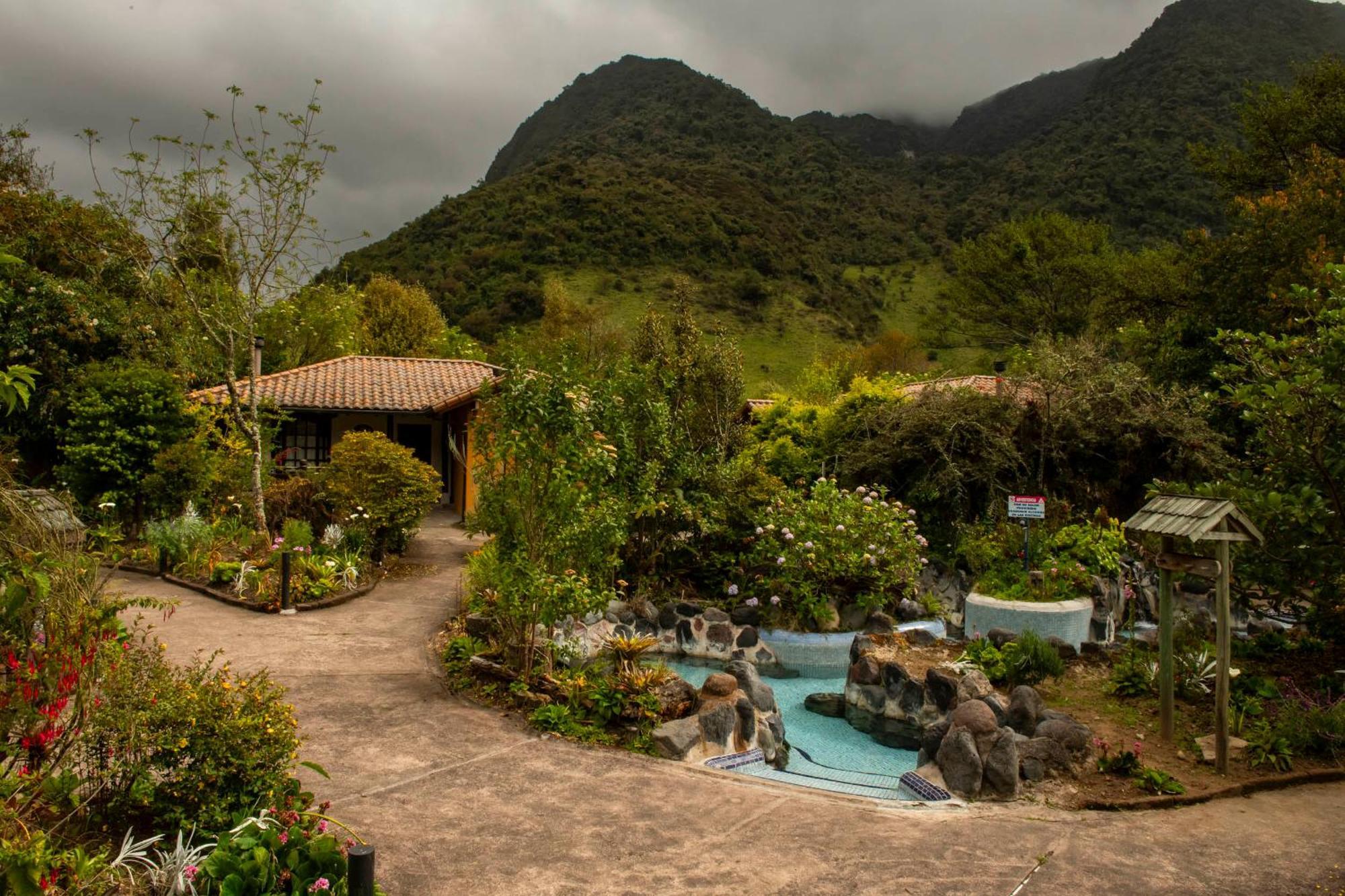 Termas De Папаякта Экстерьер фото Hot springs in Baños