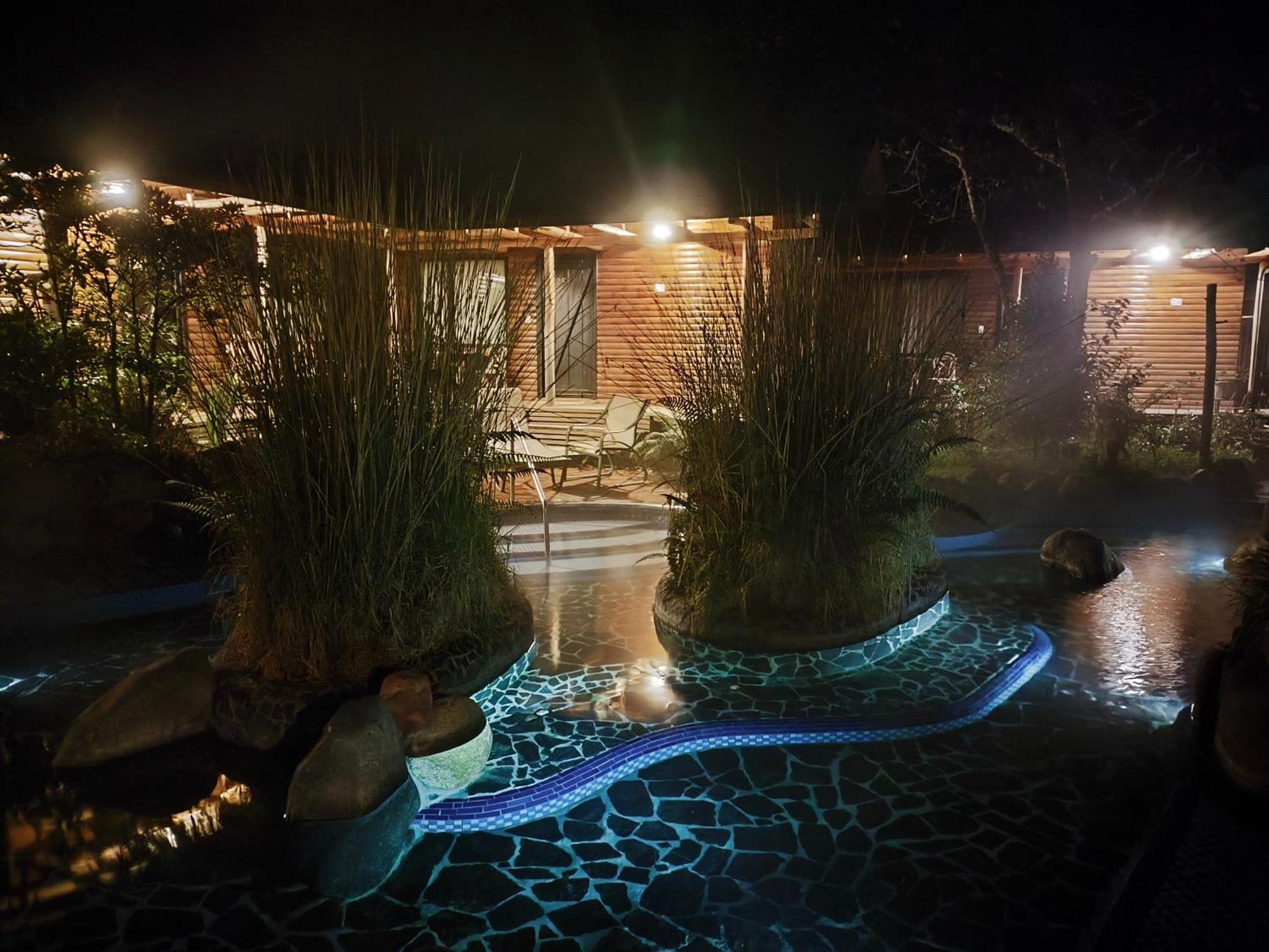 Termas De Папаякта Экстерьер фото The hot springs at night