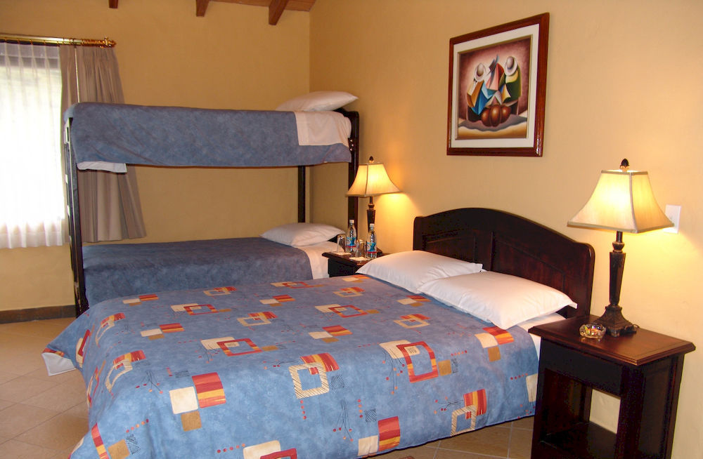 Termas De Папаякта Экстерьер фото A bunk bed with a double bed